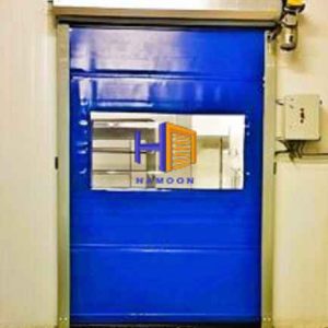 درب فست رول پرده ای است از جنس PVC مستحکم به همراه ریال های جانبی و موتور ۳ فاز و گیربکس که این پرده با سرعت بین ۷۰ تا ۱۵۰ سانتیمتر رو به بالا روی محور اصلی رول شده و باعث هوابندی و جلوگیری از پرت انرژی و تبادل هوا و همچنین ورود گرد و خاک و حشرات می شود. طلق شفاف عرضی در ارتفاع مناسب باعث دید راننده لیفتراک و نفرات می شود.