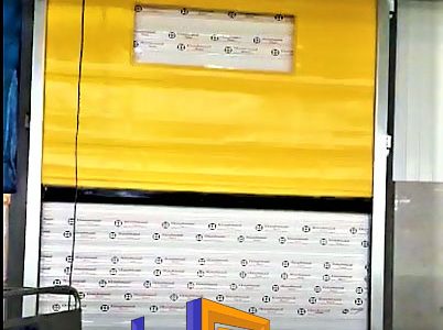 درب زرد رنگ فست رول نصب شده در جلوی کرکره در شرکت دلپذیر